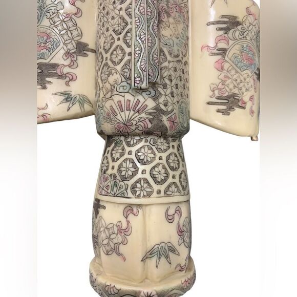 Chinese courtier with spread arms, singing in a courtly performance - Picture 3 of 6